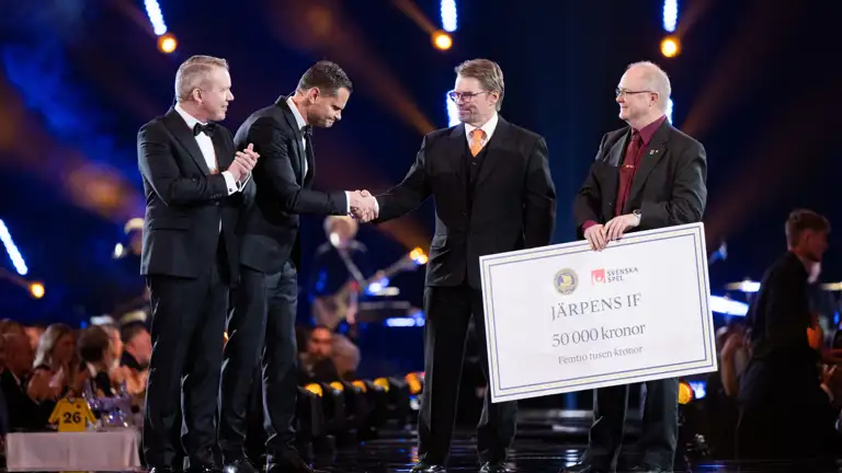 Anders Larsson, ordf SIF, och Patrik Hofbauer, VD Svenska Spel, delar ut pris till representanter från Järpens IF under Tidernas Hockeygala den 17 november 2022 i Stockholm.  Foto: Joel Marklund / BILDBYRÅN